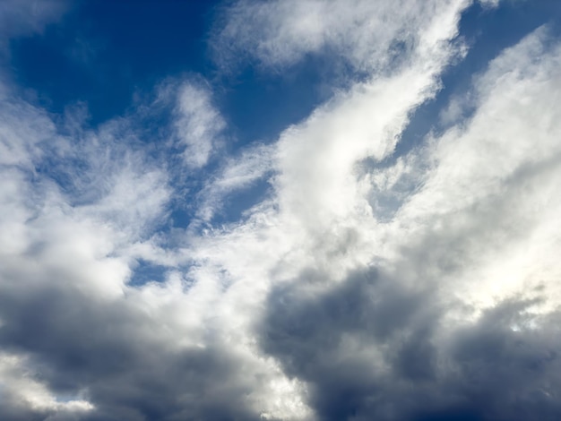 farbenfroher dramatischer Himmelshintergrund mit schwarzen Wolken