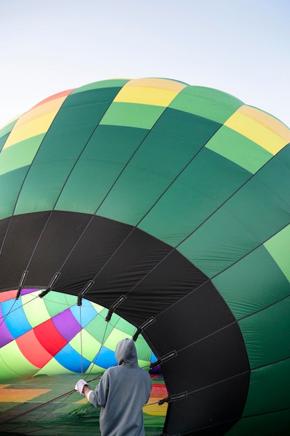 Farbenfroher Heißluftballon auf dem Boden bereit zum Himmel