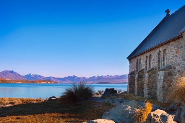 Farbenfroher Herbstblick auf den Lake Tekapo mit der Kirche des guten Hirten