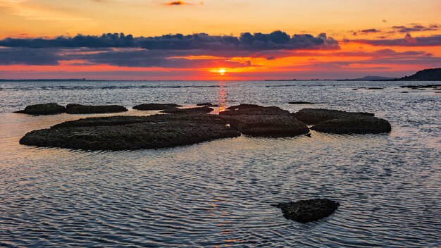 Farbenfroher Sonnenaufgang an der felsigen Küste