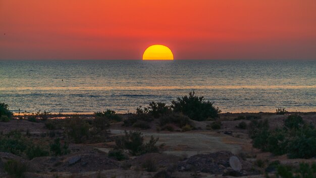 Farbenfroher Sonnenaufgang über dem Meer