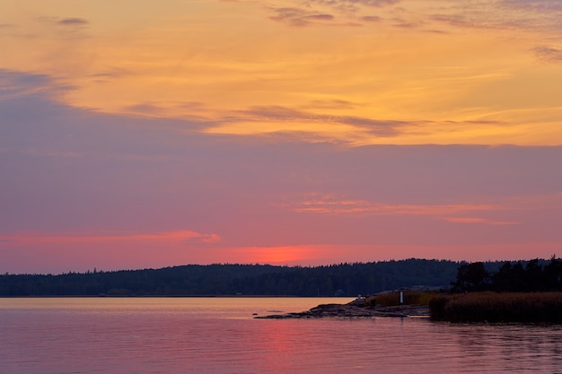 Farbenfroher Sonnenuntergang am Ufer der Ostsee.