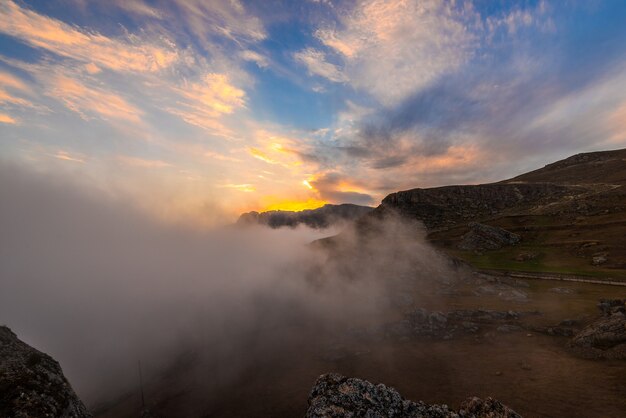 Farbenfroher Sonnenuntergang im Hochland