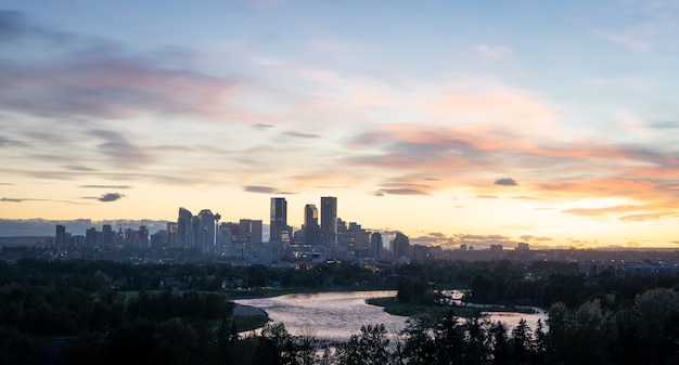 Farbenfroher Sonnenuntergang mit der Skyline der Innenstadt von Nordamerika, aufgenommen in Calgary Alberta, Kanada?