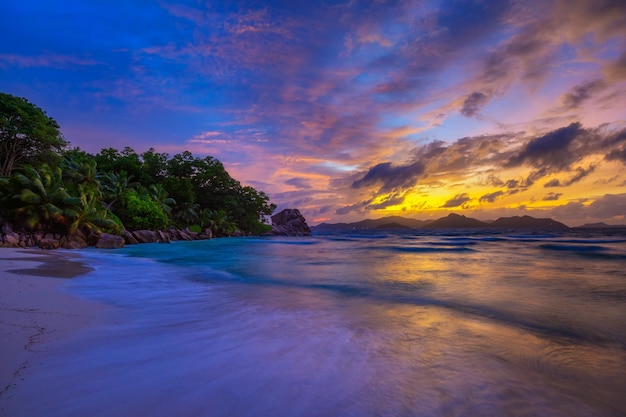 Farbenfroher Sonnenuntergang über Anse Severe Beach auf den Seychellen von La Digue Island