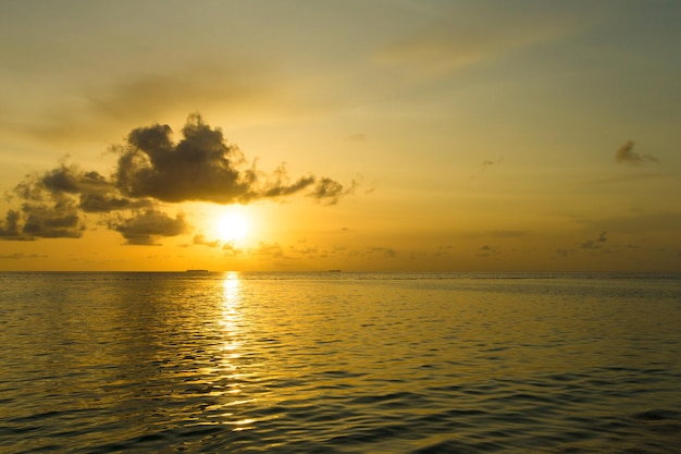 Farbenfroher Sonnenuntergang über dem Meer auf den Malediven