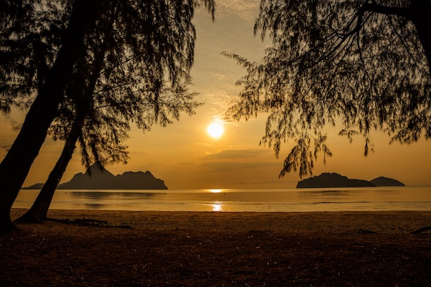 Farbenfroher Sonnenuntergang über dem Meer