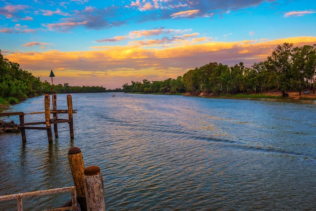 Farbenfroher Sonnenuntergang über dem Murray River in Mildura, Australien