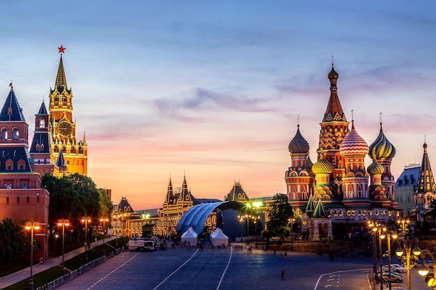 Farbenfroher Sonnenuntergang über den Türmen der Kremlmauer und der Basilius-Kathedrale auf dem Roten Platz. Sommersonnenuntergang in Moskau, Russland.