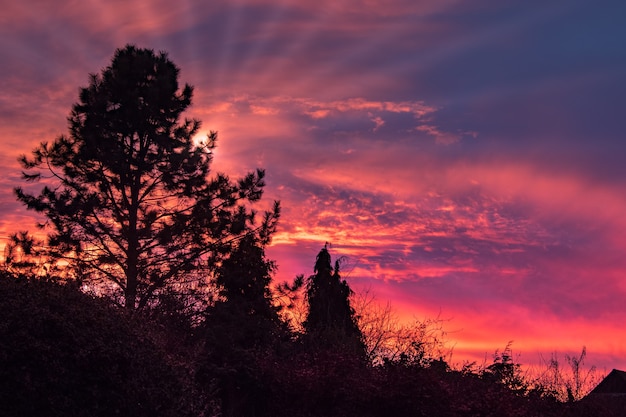 Farbenfroher Sonnenuntergang über East Grinstead