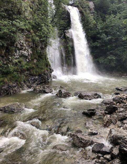 Farbenfroher Wasserfall in einer Höhle Cascate del Varone bei Riva del Garda