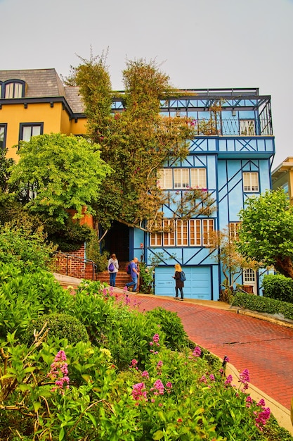 Farbenfrohes blaues Haus an der Westküste an der kurvigen Straße aus rotem Backstein
