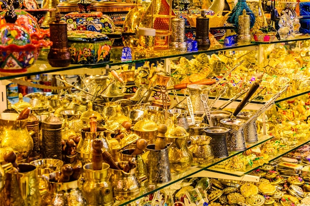 Farbenfrohes Souvenir-Utensil zum Verkauf auf dem Basar in der Türkei