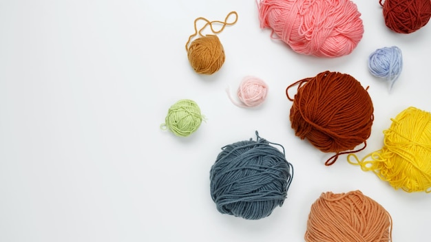 Farbgarn zum Stricken weißer Hintergrund Strickprojekt im Gange