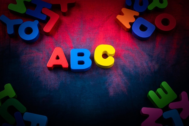 Farbige ABC-Buchstaben aus Holz