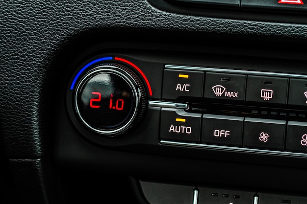 Farbige Autoklimatisierungstasten Nahaufnahme in einem Auto Auto-Temperatur-Conditioner-Armaturenbrett