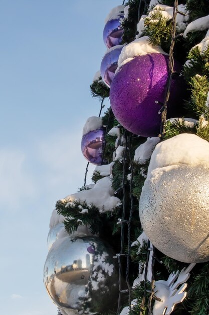 Farbige Bälle auf einem Straßenweihnachtsbaum