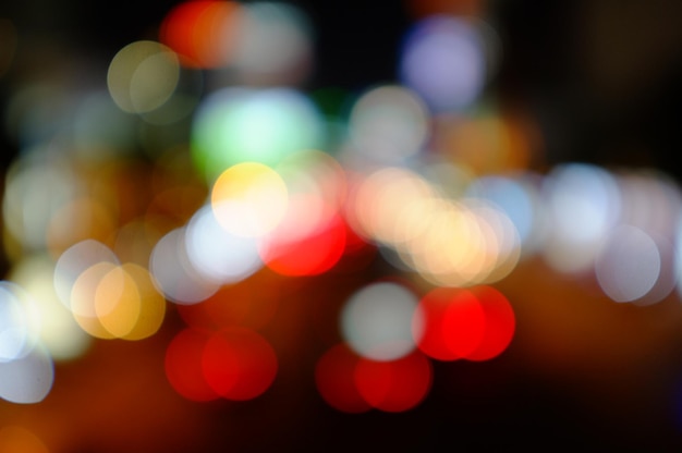 Farbige, beleuchtete, unfokussierte Lichter in der Nacht