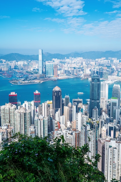 Farbige Bilder in modernen Bürogebäuden in der Innenstadt von Hong Kong