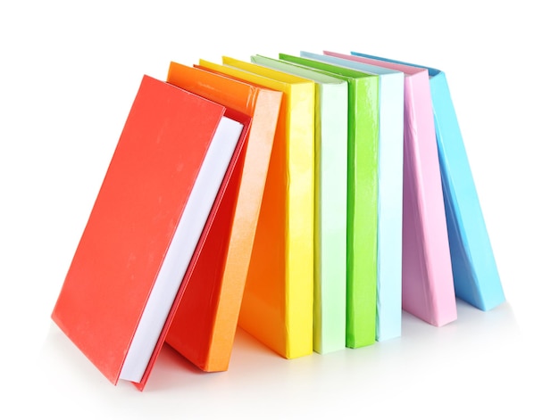 Farbige Bücher auf weißem Boden