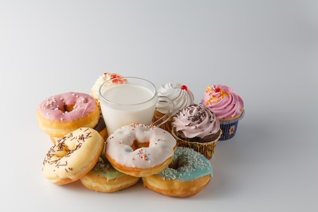 Farbige Donuts auf weißer Ebene