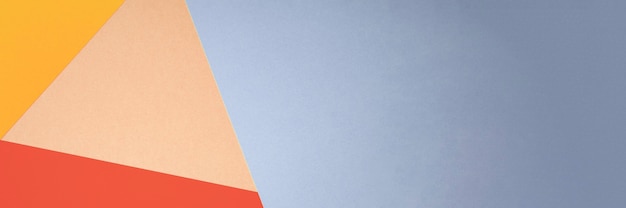 Farbige Dreiecke aus Papier, bunter Papierhintergrund in Pastellfarben. Für Poster, Hintergrund, Postkarte oder Flyer