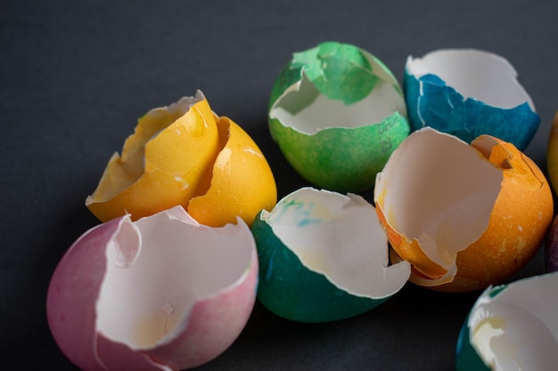 Foto farbige eierschalen auf dunklem hintergrund