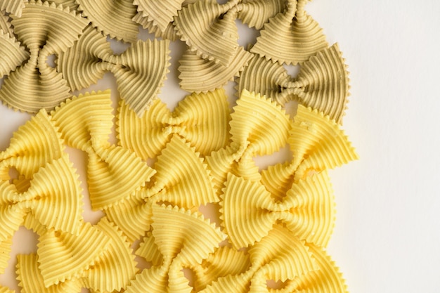 Foto farbige fliege pasta. nahaufnahme mehrere farfalle isoliert.