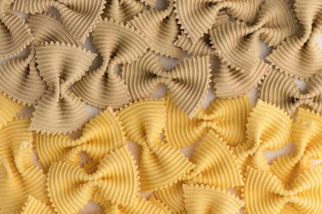 Farbige Fliege Pasta. Nahaufnahme mehrere farfalle lokalisiert auf weißem hintergrund.