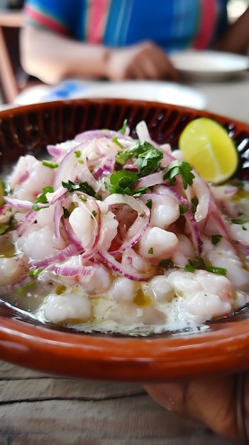 Farbige frische Ceviche in einer traditionellen Lehmschüssel auf einem lebendigen Tisch