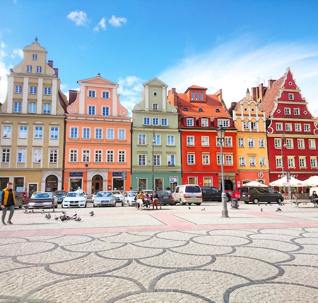 Farbige Gebäude in der Stadt gegen den blauen Himmel