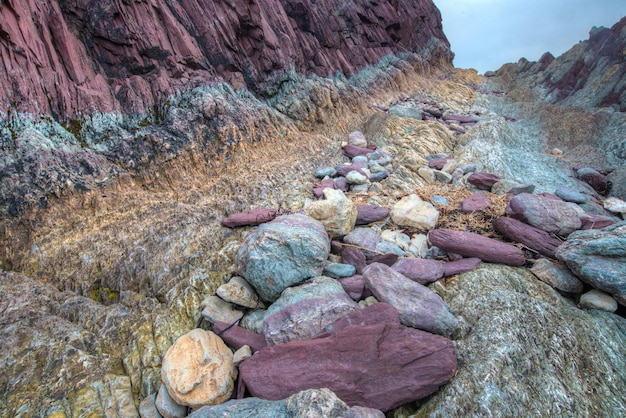 Foto farbige geologische gesteinsformationen an der meeresküste