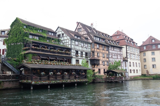 Farbige Häuser in einem französischen Dorf an einem Kanal im Elsass