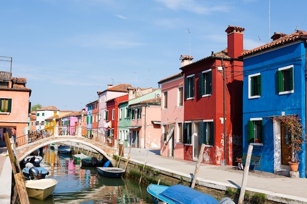 Farbige Häuseransicht. Insel Burano, Venedig. Traditionelle italienische Landschaft.