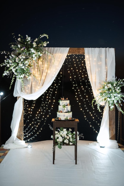 Farbige hochzeitstorte bei der hochzeit des brautpaares