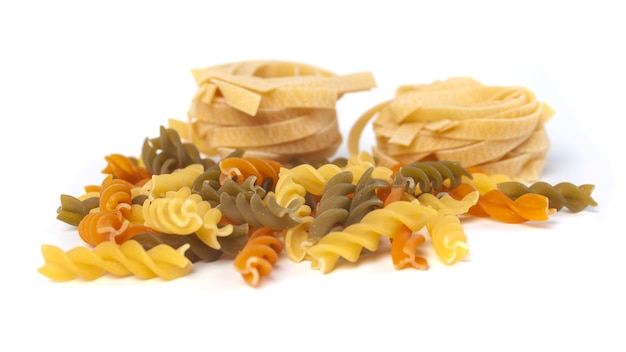 Farbige italienische Pasta auf Weiß