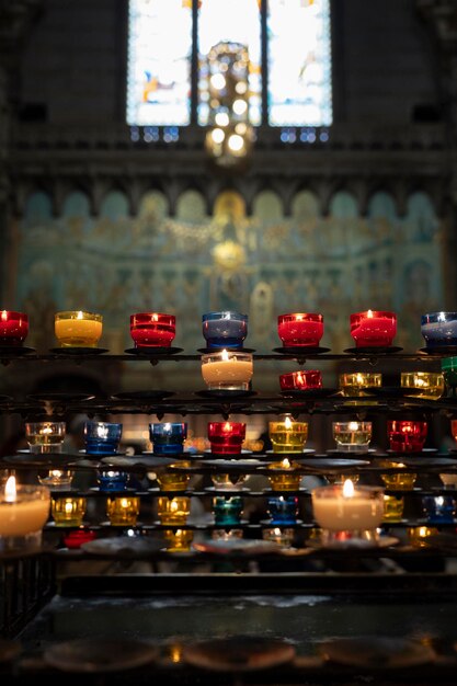 Foto farbige kerzen in einer kirche