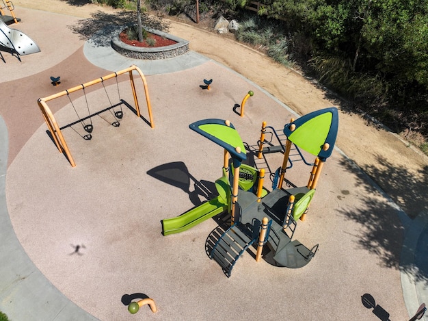 Farbige Kinderspielplätze in einem öffentlichen Park in San Diego, umgeben von grünen Bäumen