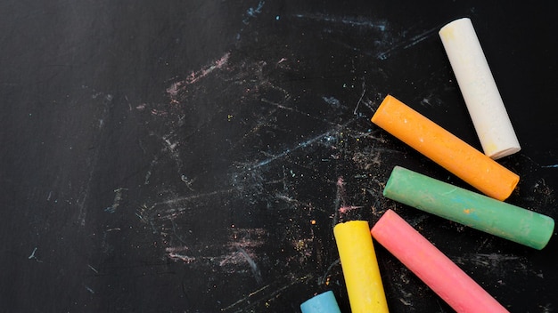 Foto farbige kreide auf einer tafel. tafel mit buntstiften. das konzept der schul- und kinderunterhaltung.