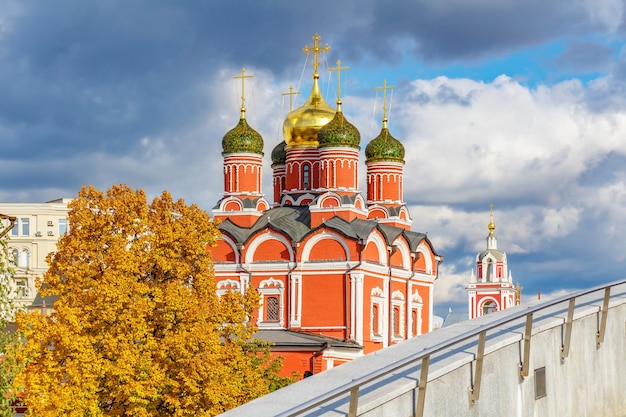 Farbige Kuppeln der orthodoxen Kirche im historischen Zentrum Moskaus im Sonnenlicht gegen dramatischen Himmel