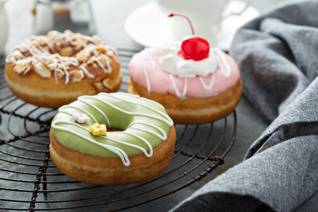 Farbige, leckere Donuts auf einem Kühlregal