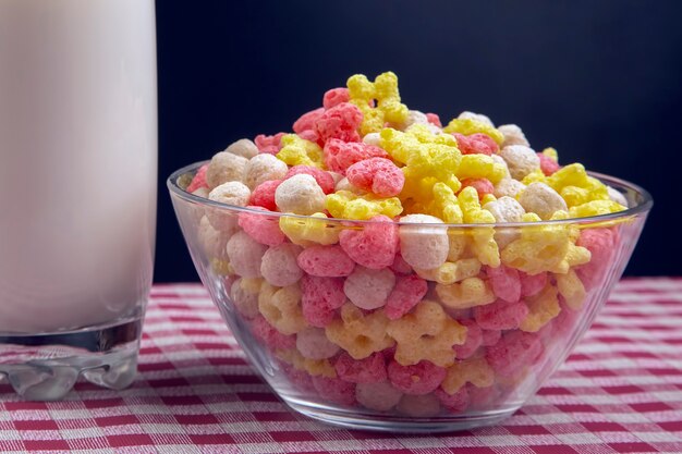 Farbige leichte Snacks. Frühstück in einem Teller und einem Glas Milch.