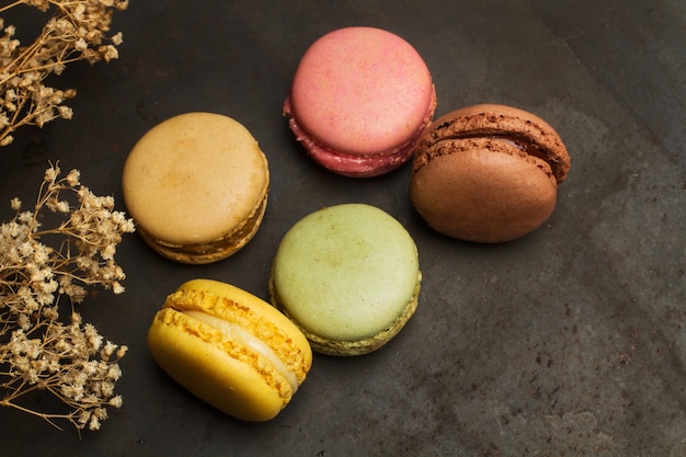 Farbige macarons auf einem metalltisch in einer draufsicht