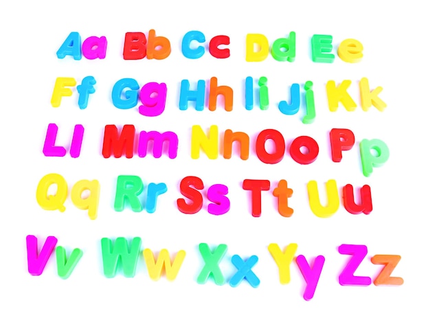 Farbige magnetische Buchstaben, isoliert auf Weiß