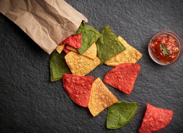 Farbige Nachos auf einem konkreten Hintergrund