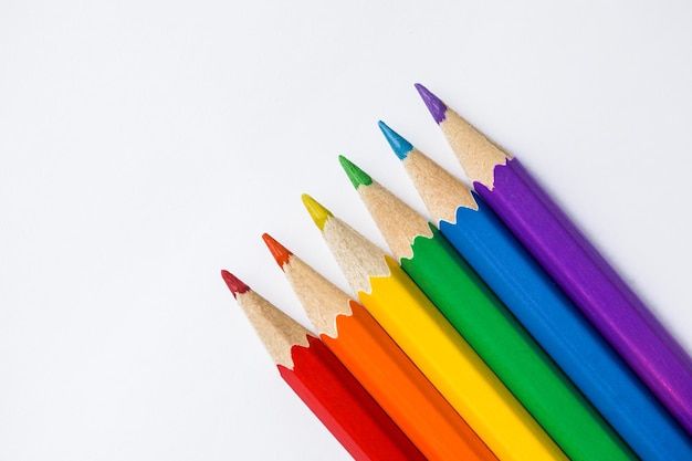 Foto farbige rainbow pencils schulmaterial auf weißem hintergrund kopieren sie platz