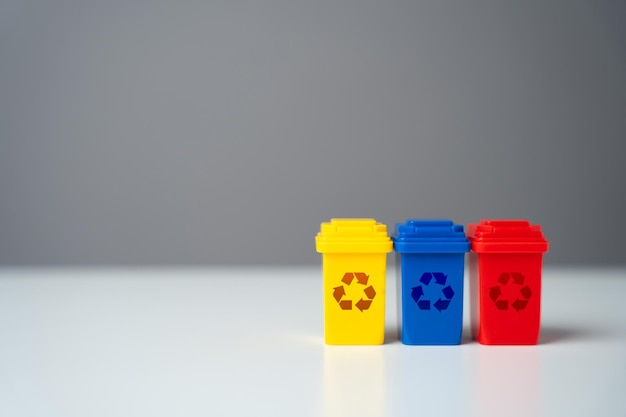 Farbige Recyclingbehälter für Abfälle Sparen Sie natürliche Ressourcen, reduzieren Sie Abfälle, schaffen Sie Arbeitsplätze in der Recyclingindustrie, verkaufen Sie recyceltes Material oder erhalten Sie Zuschüsse für grüne Projekte Zirkuläre Wirtschaft