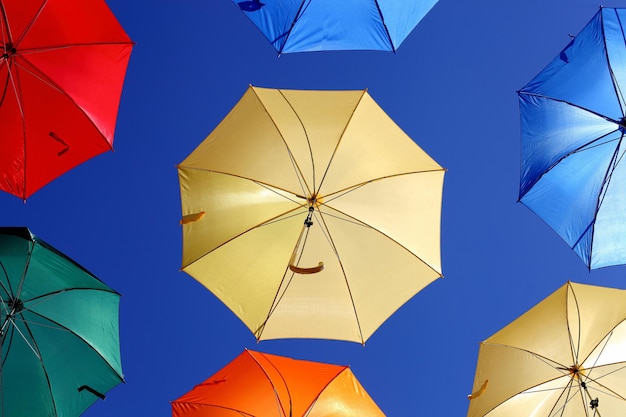Farbige Regenschirme auf dem Hintergrund des blauen Himmels. Foto in hoher Qualität