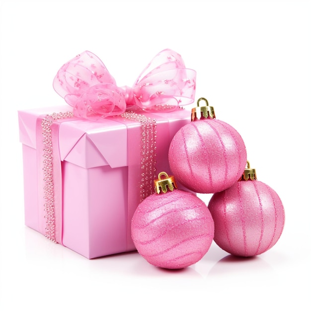 Farbige rosa Geschenke mit rosa Weihnachtsbällen auf weißem Hintergrund