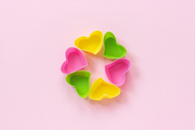 Farbige Silikonform in Herzform zum Backen von Cupcakes